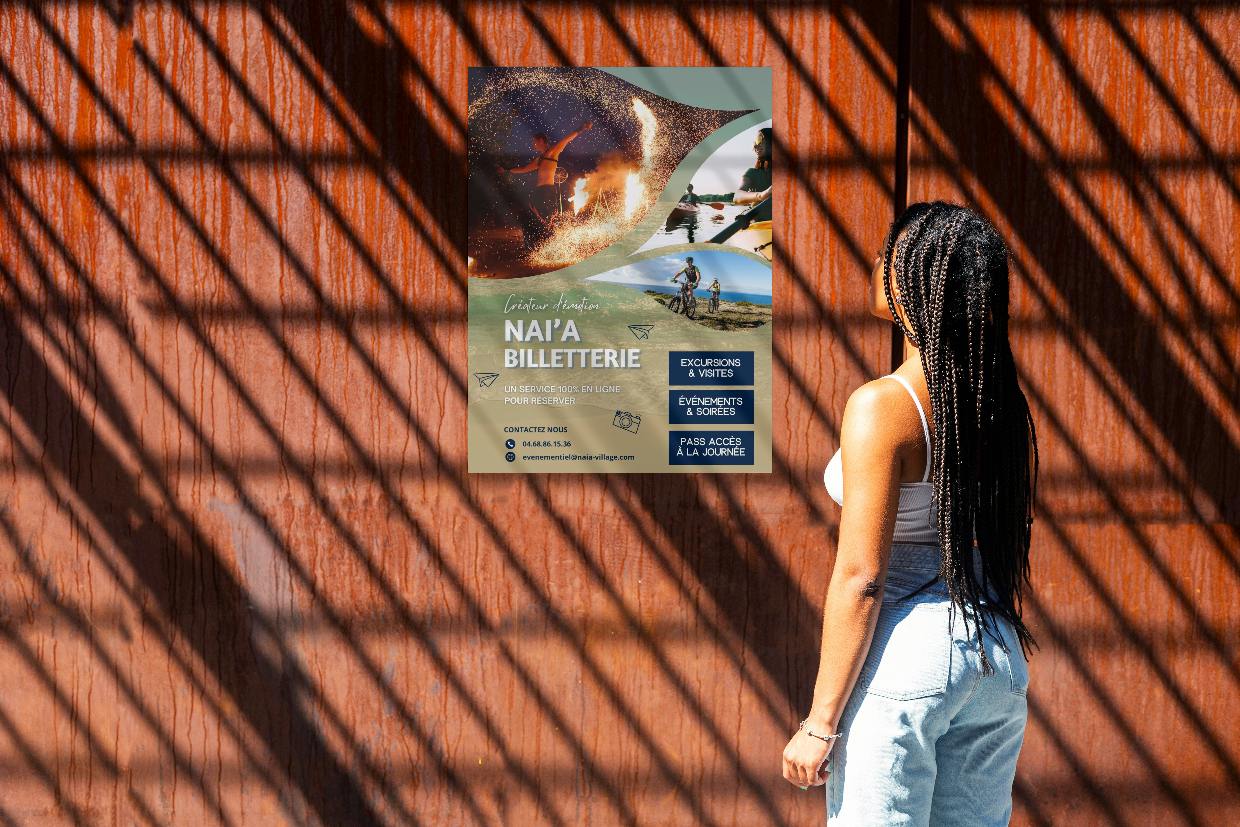 Jeune femme regardant une affiche promotionnelle d'une billetterie en ligne