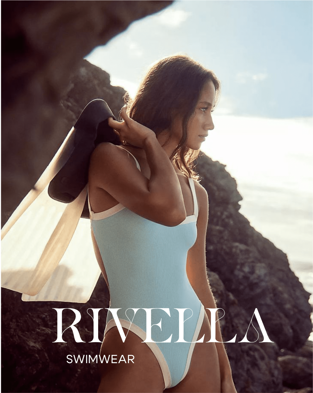 Femme en maillot de bain rétro chic avec le logo Rivella pour promotion de la marque