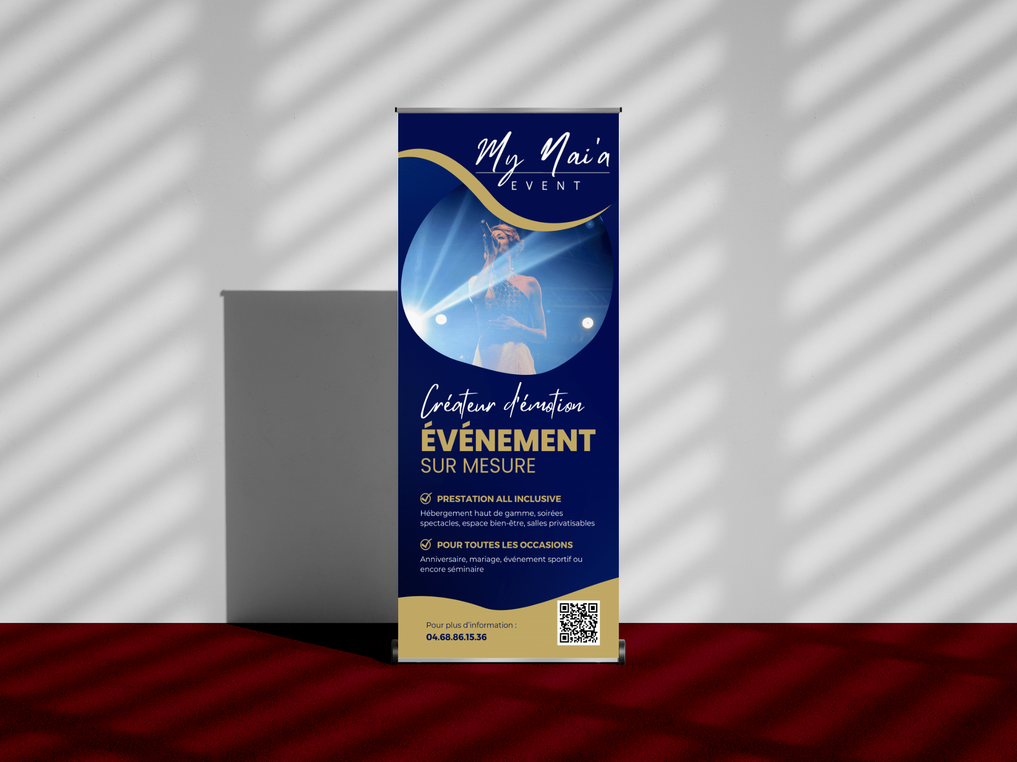 Jeune femme regardant une affiche promotionnelle d'une billetterie en ligne